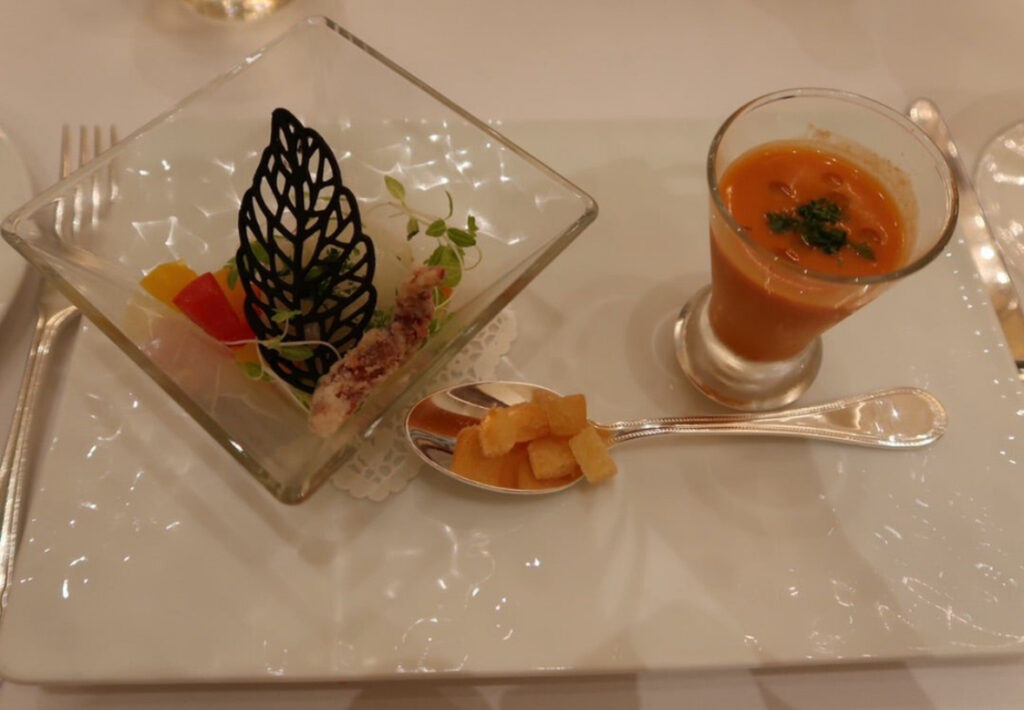 オーベルジュ・ド・リル トーキョーで提供されたコース料理の前菜。繊細な盛り付けが美しい。