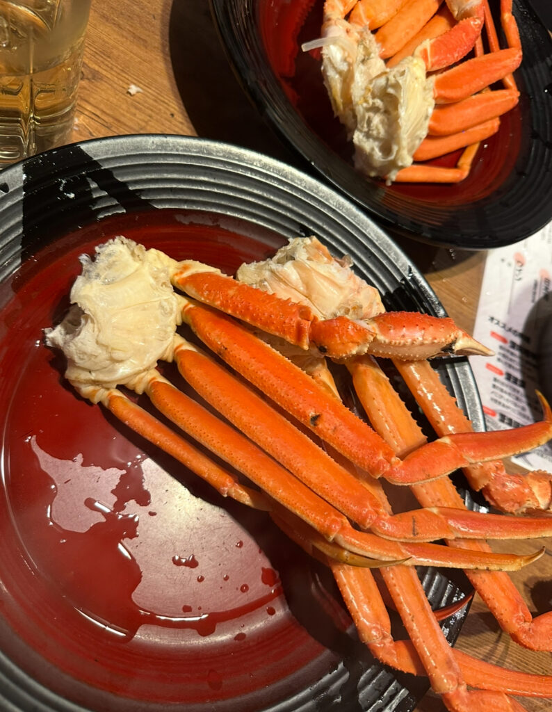 おかわりとして提供された紅ズワイガニの皿。身がぎっしり詰まった蟹脚が綺麗に盛られている