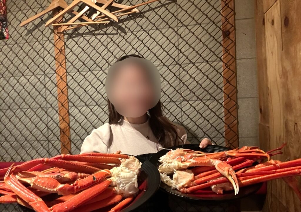 両手いっぱいのカニ!幸せな瞬間のブログ運営者、本人の写真(顔はぼかし加工済み)