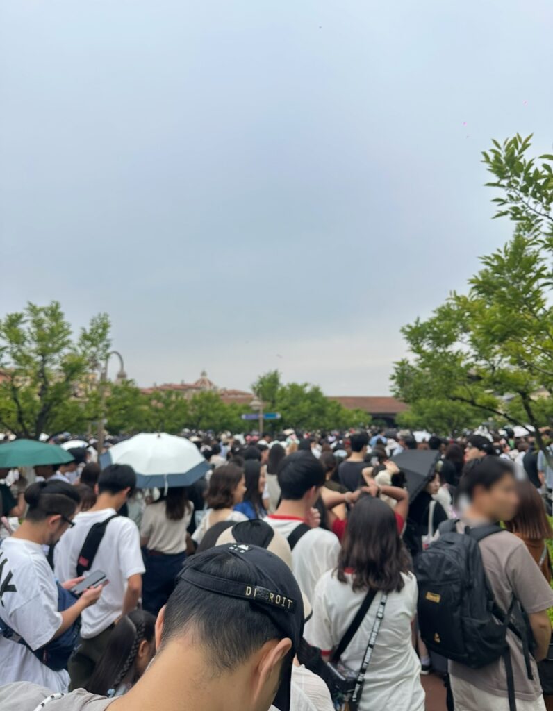 東京ディズニーシーの開園前に並ぶ多くのゲスト。長蛇の列が出来ている様子。