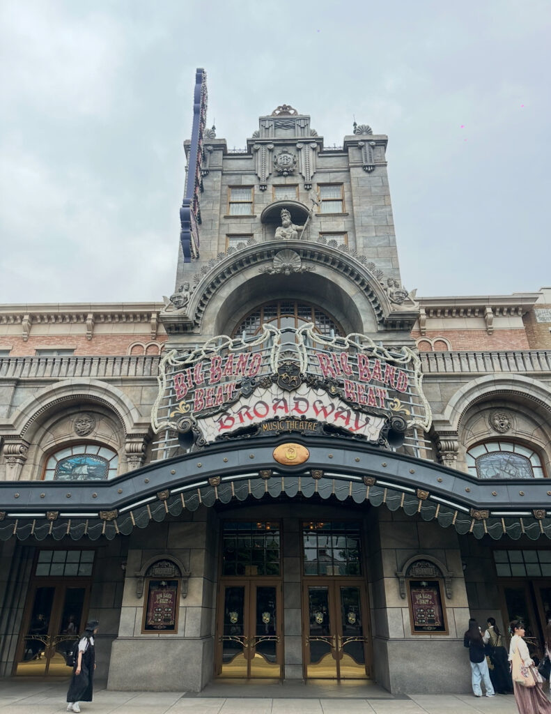 東京ディズニーシーにあるブロードウェイ・ミュージックシアターの外観。「BIG BAND BEAT」の看板とJALの提供プレートが目立つ。
