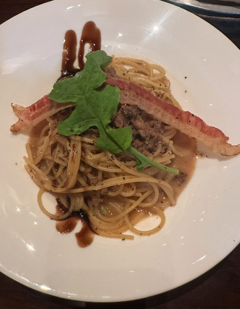 ベーコンと牛肉のラグーパスタ。ディズニーシーのレストランで味わえる本格イタリアン。