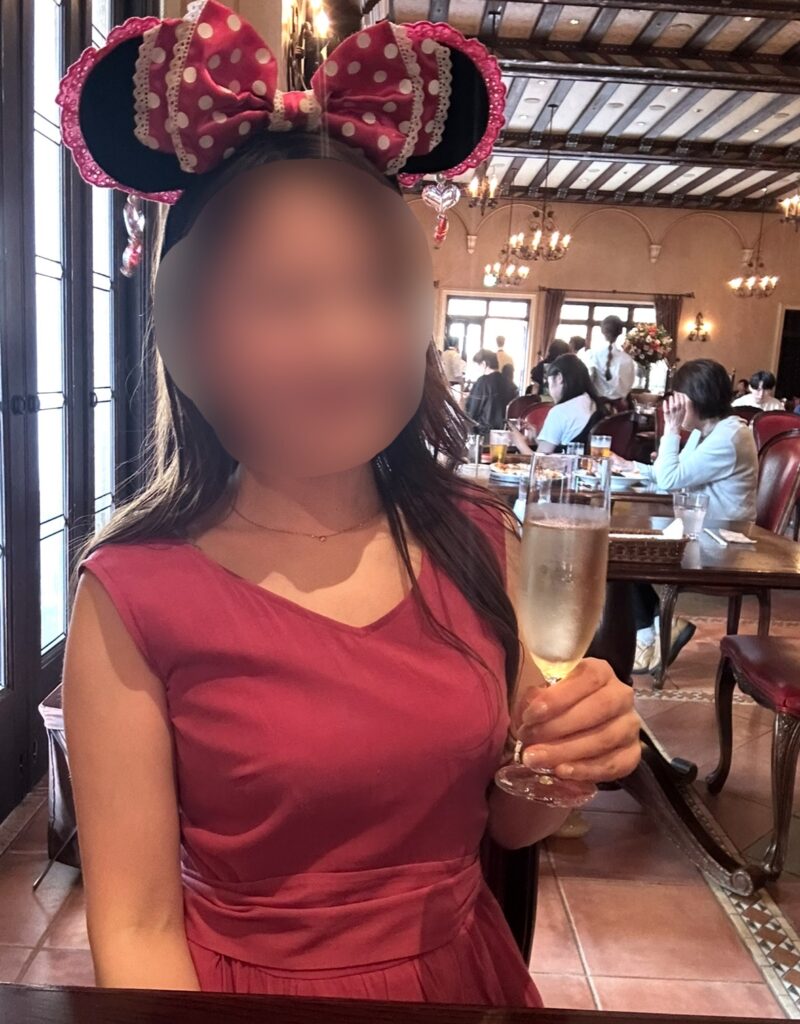 「リストランテ・ディ・カナレット」の店内で、スパークリングワインを楽しむブログ運営者COCO。上品な雰囲気の中での特別な時間。