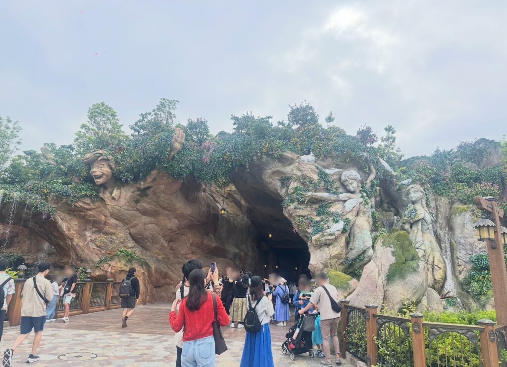 ファンタジースプリングスの入り口にあるピーターパンたちの岩の彫刻。幻想的な雰囲気でゲストを出迎えてくれる。