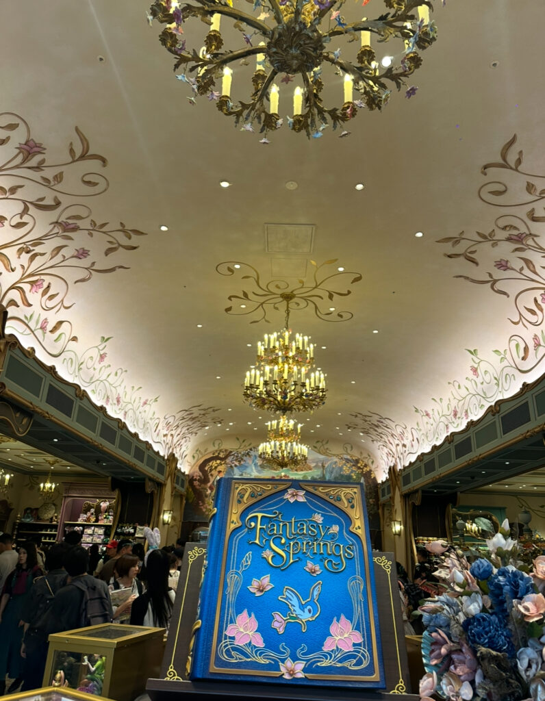 ファンタジースプリングス内のお土産ショップ「ファンタジースプリングス・ギフト」。天井の装飾やシャンデリアが幻想的な雰囲気。