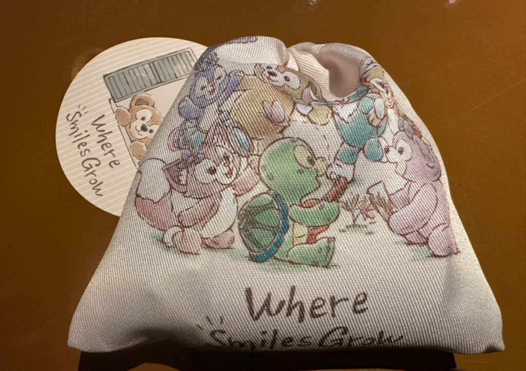 ダッフィー&フレンズのキャラたちが描かれた可愛い巾着袋。タグには「Where Smiles Grow」の文字入り。