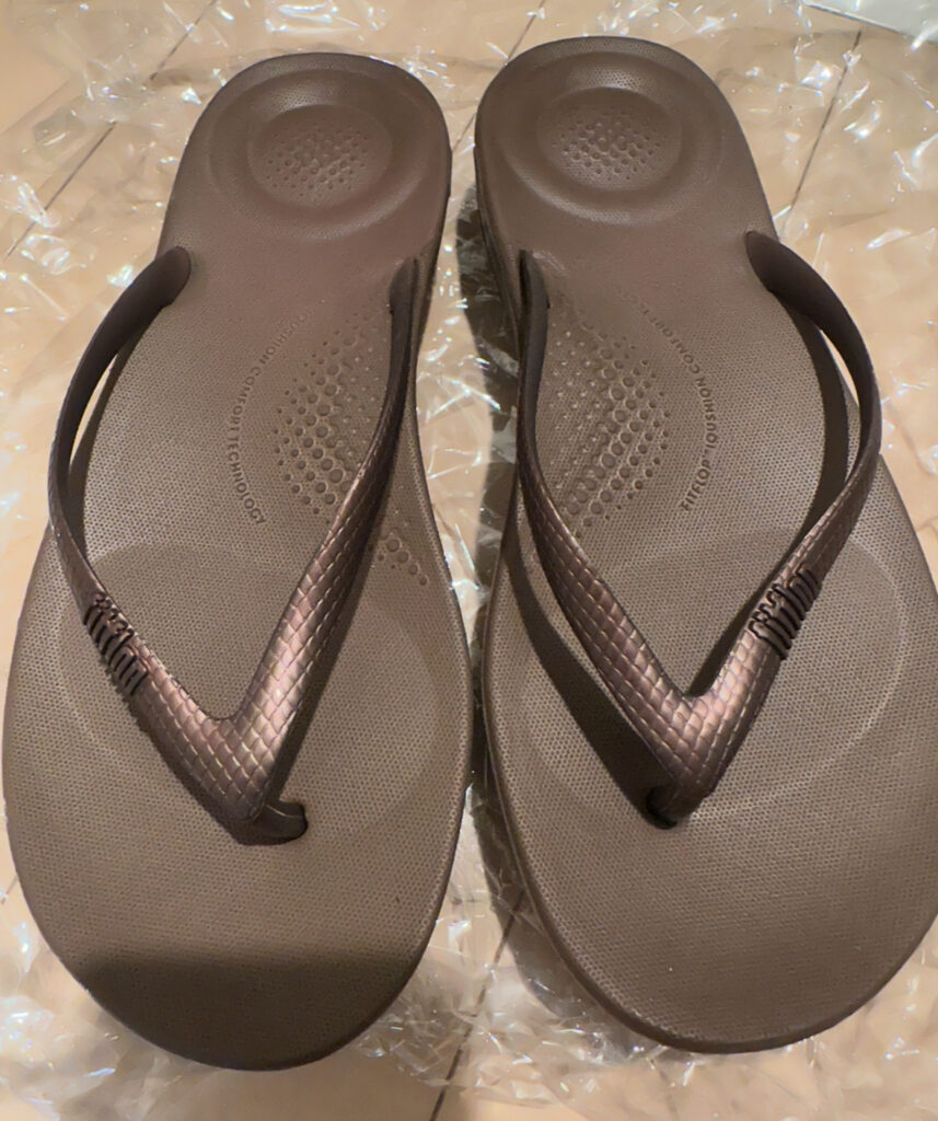 「FitFlop(フィットフロップ)のiQUSHIONシリーズのサンダル。ドウシシャが日本総販売代理店を務める人気ブランドで、人間工学に基づいた履き心地が特徴」