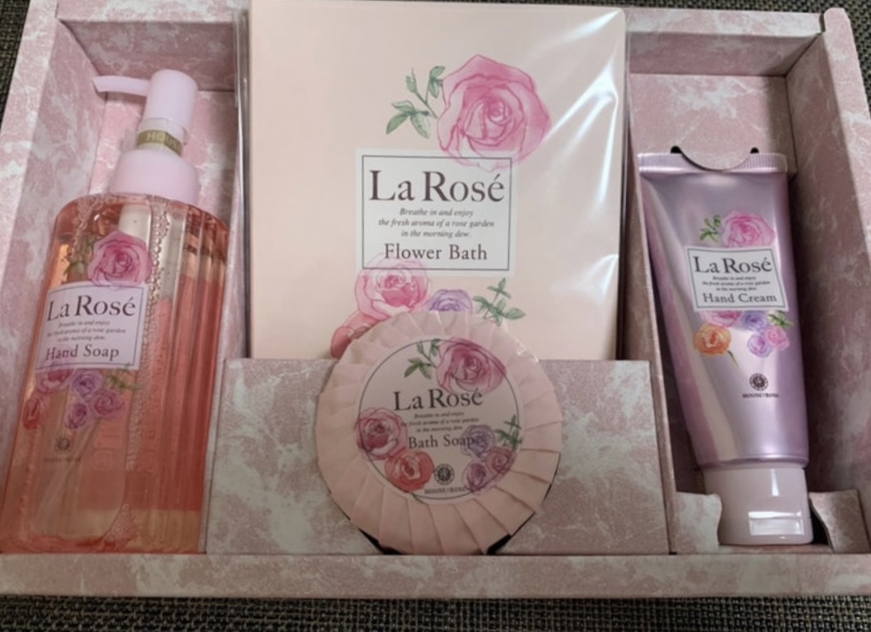 ハウスオブローゼの2021年株主優待『La Roséシリーズ』のセット内容。ハンドソープ、フラワーバス、バスソープ、ハンドクリームの4点が、ピンク色の上品なボックスに並べられている。