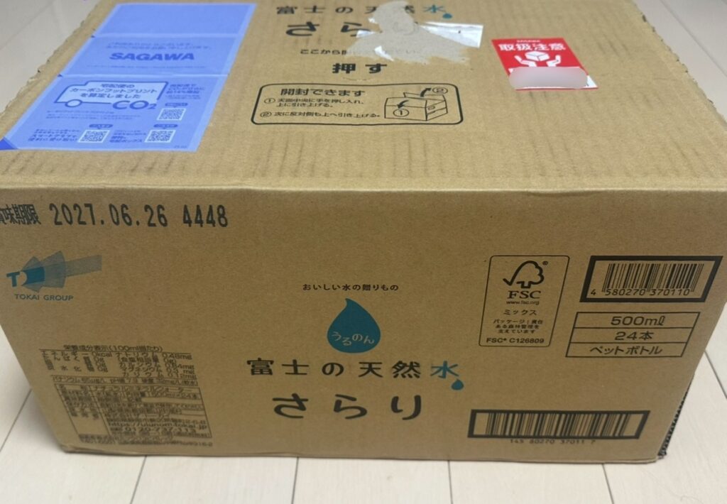 TOKAIホールディングスの株主優待Aコースで届いた「富士の天然水 さらり」500ml×24本（300株保有）の外箱。賞味期限2027年6月26日と成分表示が印字されている。