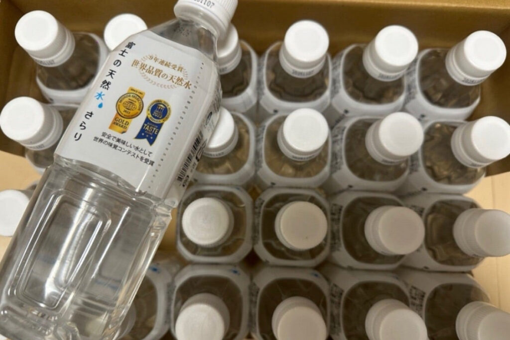 2024年にTOKAIホールディングスの株主優待で届いた「富士の天然水 さらり」500ml×24本。前年デザインのペットボトルで、モンドセレクションやiTQi受賞マークがラベルに印刷されている。
