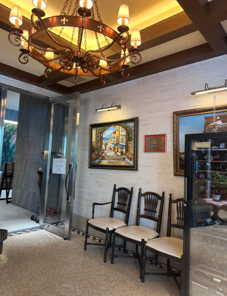タント タント ザ・ガーデンズ五反田店の入口を入ってすぐのエントランス。シャンデリアや絵画、椅子が並び、高級感のある雰囲気が伝わる内観