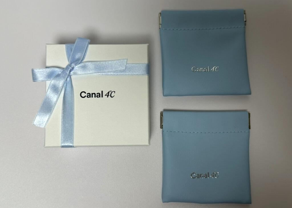 Canal 4℃の購入品。リボン付きの白いギフトボックスと、ブルーのジュエリーポーチ2点が並べられた上品なラッピング。