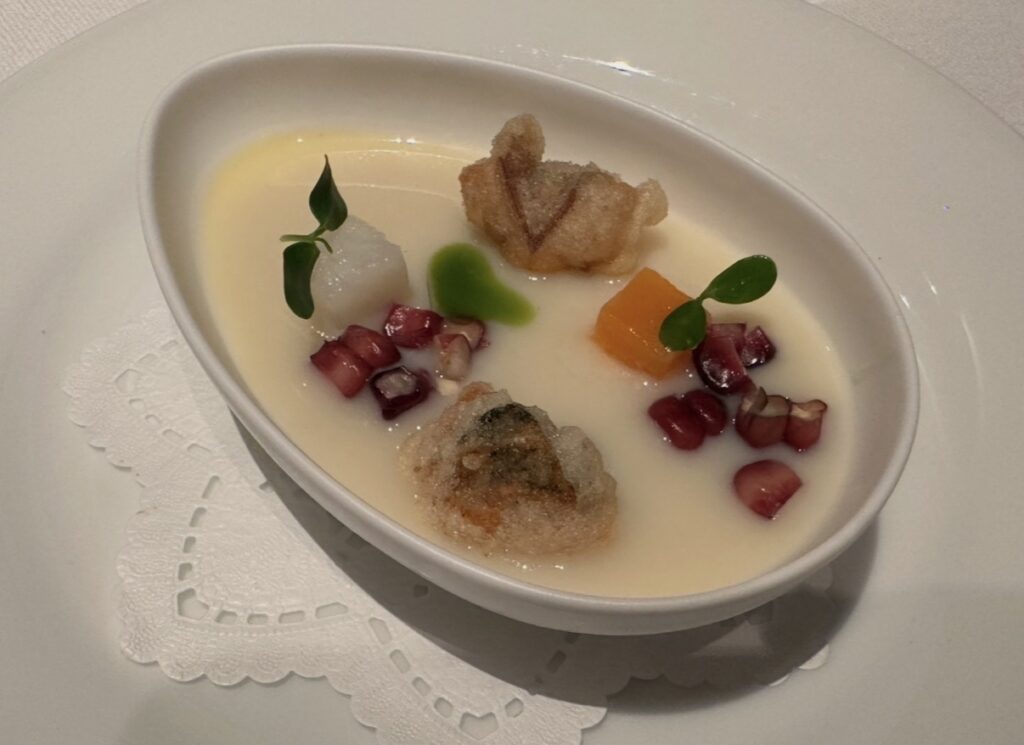 サンス・エ・サヴールの前菜「マイスのブランマンジェと冷たいクラムチャウダー」。ムール貝のベニエとザクロが彩りを添える美しい冷製スープ。