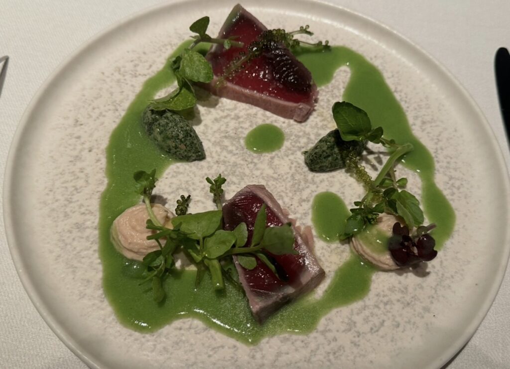 サンス・エ・サヴールの前菜「鰹のマリネ」。海ぶどうとハーブのグリーンソースを合わせた華やかな一皿。