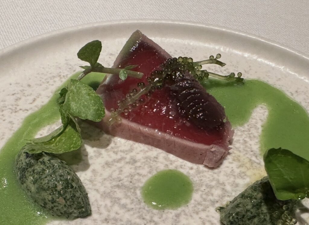 サンス・エ・サヴールの前菜「鰹のマリネ」のアップの写真。