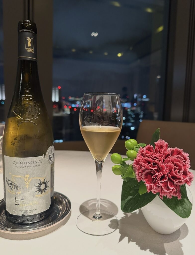 サンス・エ・サヴールのワインペアリング2杯目「Quintessence Coteaux du Layon」。フォアグラに合わせたロワール産の甘口白ワイン。