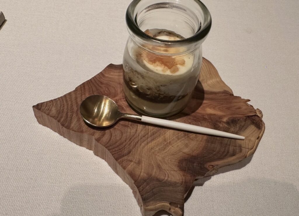 サンス・エ・サヴール名物「フォアグラのヨーグルト仕立て」。黒トリュフとじゃがいものピュレを層にしたグラス仕立てのスペシャリテ。