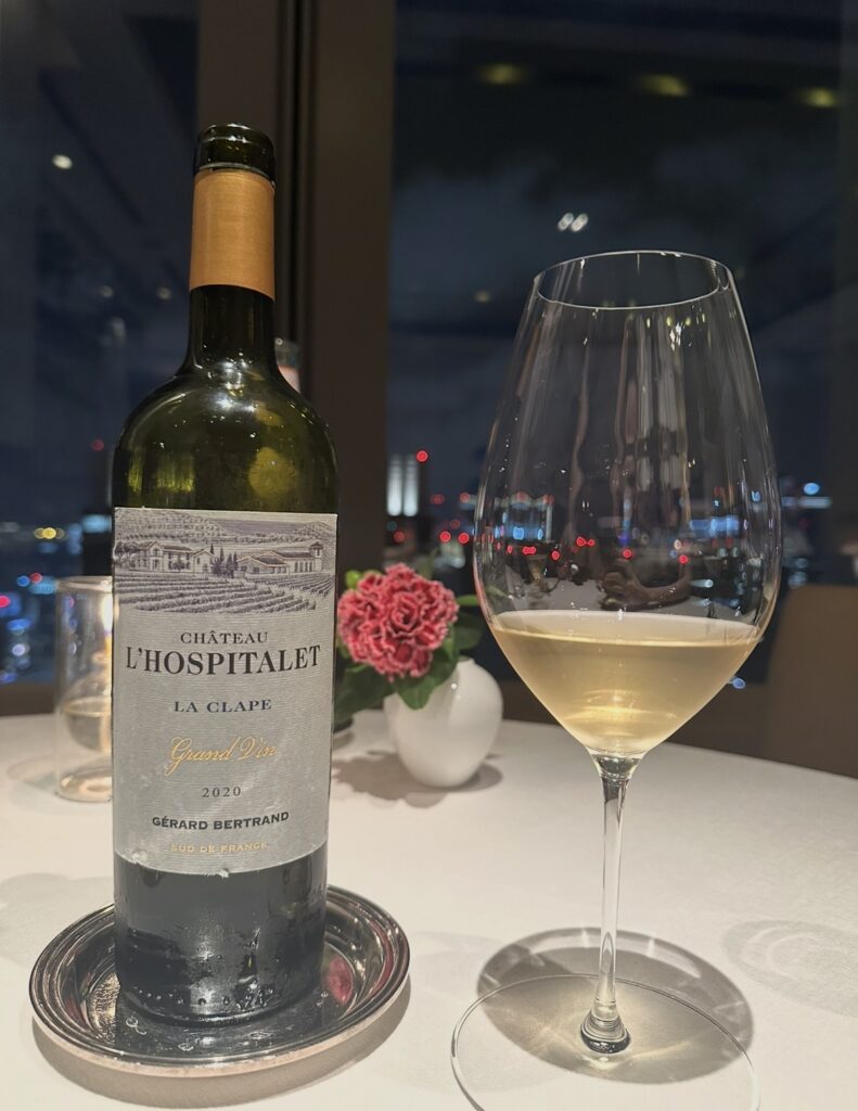 サンス・エ・サヴールのワインペアリング3杯目「Château L’Hospitalet Grand Vin 2020」。南フランス・ラングドック産の白ワインで、魚料理に合わせた1杯。