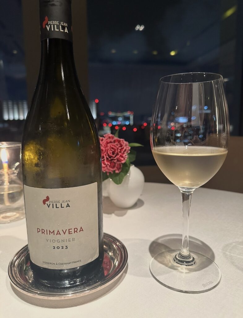 サンス・エ・サヴールのペアリング4杯目「ピエール・ジャン・ヴィラ プリマヴェーラ・ヴィオニエ2023」。華やかな香りの白ワインと、魚料理との相性が抜群。