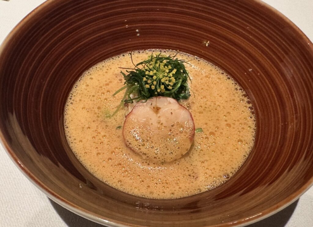 サンス・エ・サヴールの魚料理「オマールと白身魚のクネルのコンビネーション」。濃厚な海老のビスクと夏野菜、小夏が爽やかに調和した華やかな一皿。