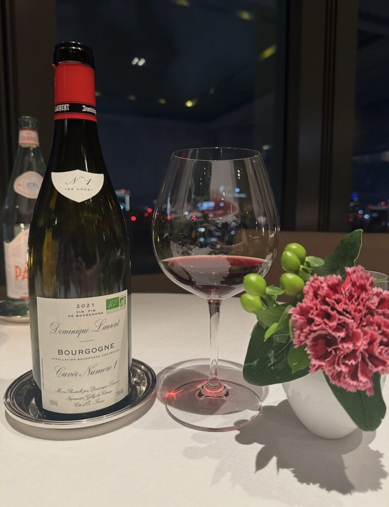 サンス・エ・サヴールのペアリング5杯目「ドミニク・ローラン ブルゴーニュ キュヴェ・ナンバーワン2021」。果実味豊かな赤ワインで、メイン料理との相性が抜群。