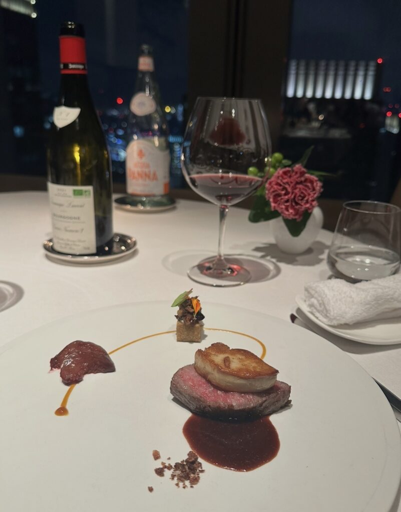 サンス・エ・サヴールのメイン料理「牛サーロインのロティとフォアグラのポワレ乗せ」。赤ワインソースとフォアグラの旨みが絶妙に重なる贅沢な一皿。