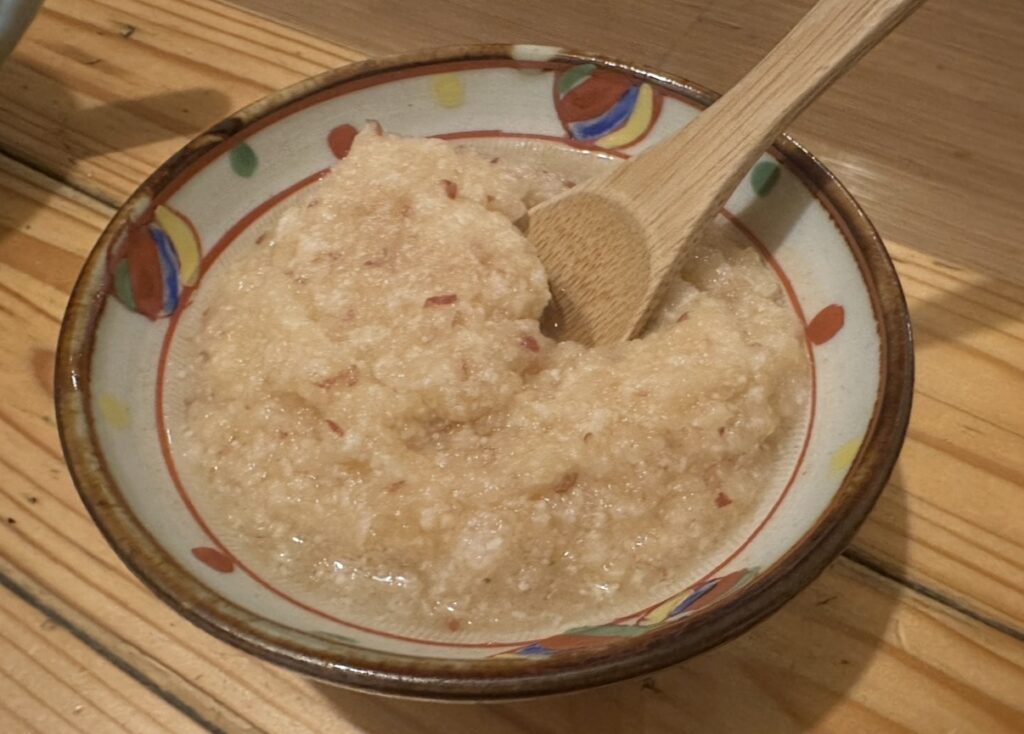 牛弁慶の鍋料理に添えられた「オリジナル野菜のすりおろし」。リンゴや玉ねぎ、長芋などを混ぜた甘みのある薬味。