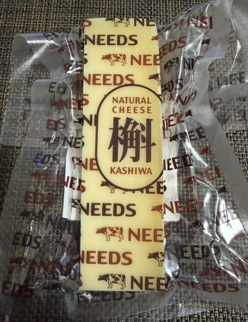 長期保有認定でもらえたナチュラルチーズ「柏」
alt：ニッタ（5186）の株主優待として長期保有認定でもらえた「NEEDS」ブランドのナチュラルチーズ「柏」。透明な真空パックに包まれた北海道産チーズで、コクのある風味が特徴。