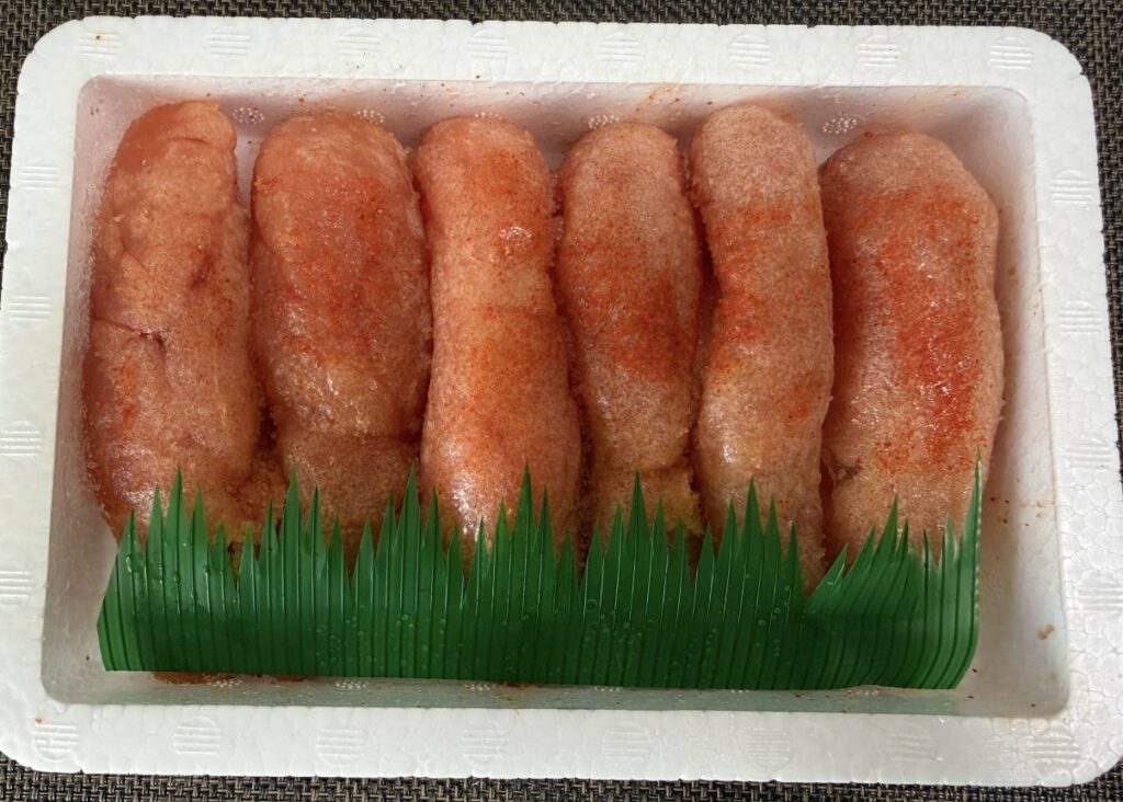 魚力の株主優待で届いた無着色明太子。トレーいっぱいに並んだ立派な明太子の写真