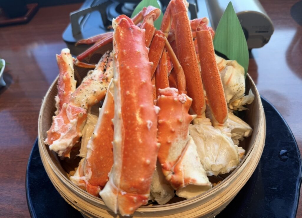 北の味紀行と地酒 北海道の茹でタラバ蟹とずわい蟹。せいろいっぱいに盛られた大ぶりの蟹脚が並ぶ豪華な一皿。