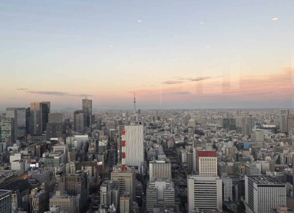 北の味紀行と地酒 北海道 カレッタ汐留店の窓から見える夕暮れの東京の景色。スカイツリーまで見渡せる絶景ビュー。