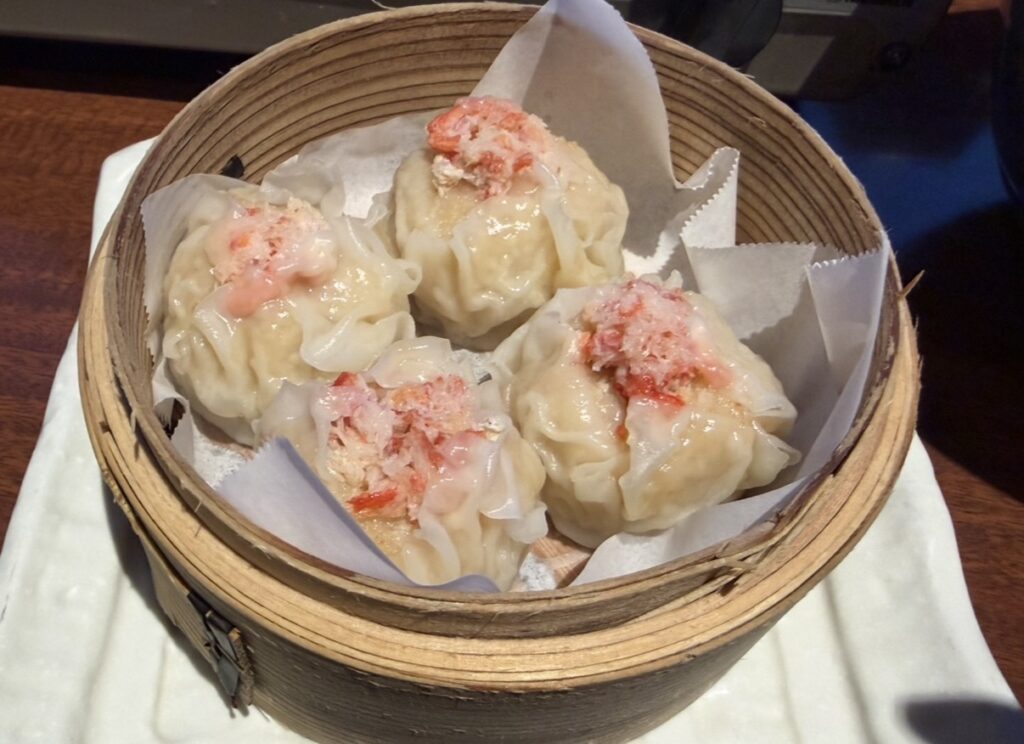 北の味紀行と地酒 北海道の蟹シューマイ。蒸籠に並べられた大きめサイズの蟹シューマイで、上に蟹の身がたっぷりのっている人気メニュー。