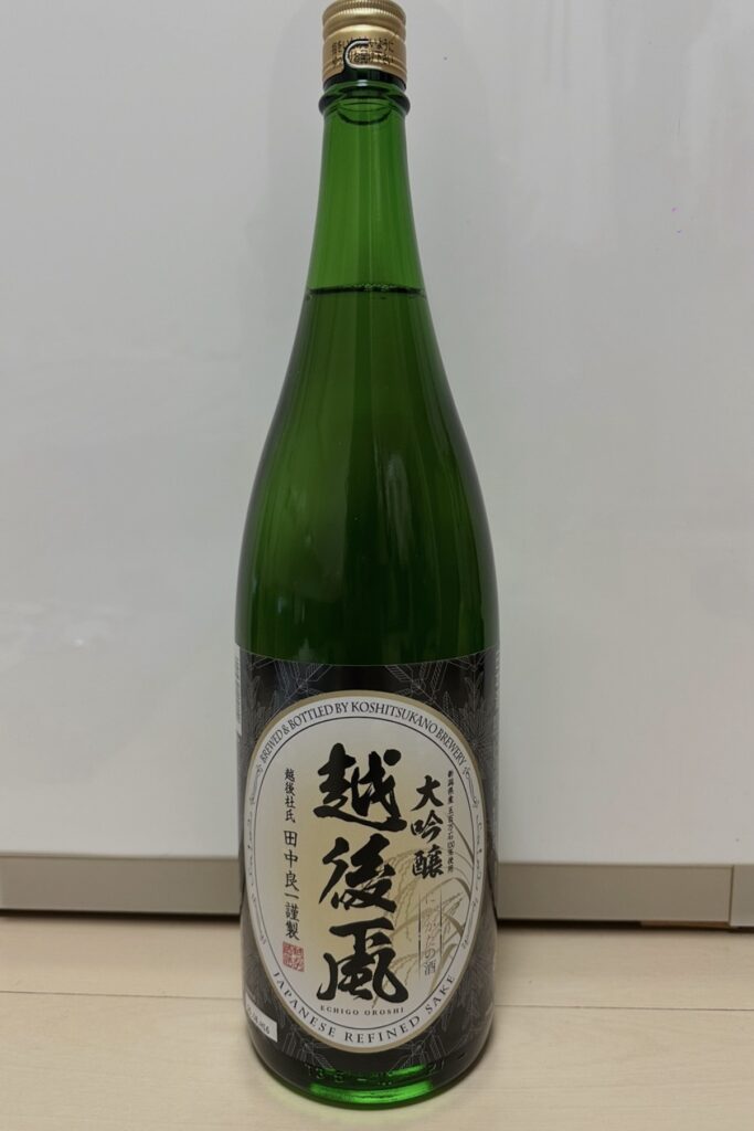 2025年のベルーナ(9997)株主優待で届いた大吟醸「越後颪(えちごおろし)」の一升瓶。金キャップと緑色のボトルに、豪華な和風ラベルが貼られている。