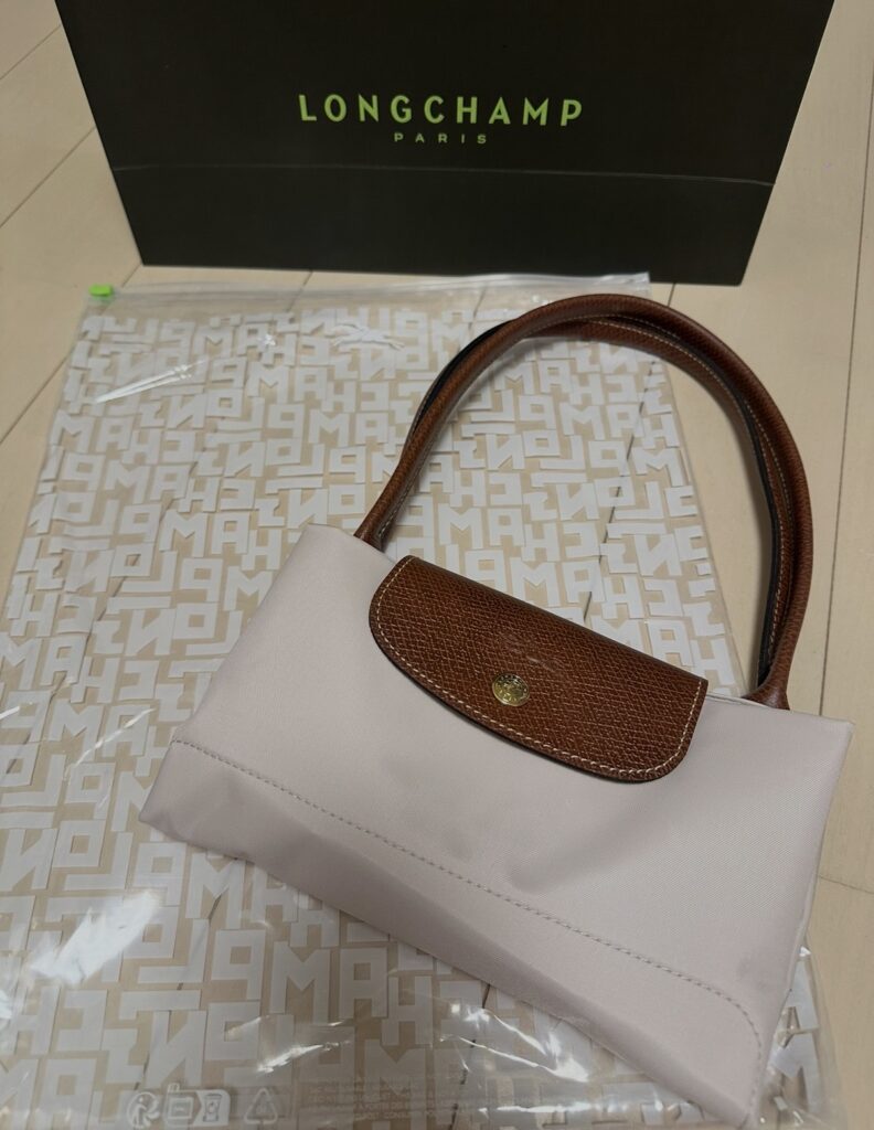ロンシャン ル プリアージュ オリジナル M ショルダーバッグ（ベージュ×ブラウン）を銀座三越で株主優待10％OFFで購入したバッグの写真。