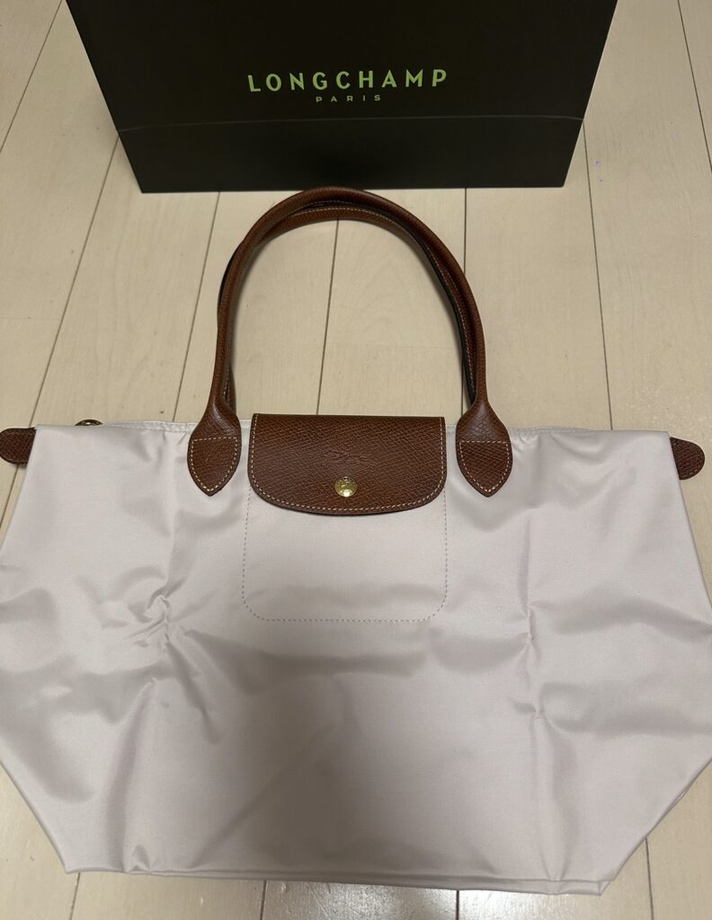 ロンシャン ル プリアージュ オリジナル M ショルダーバッグ（ベージュ×ブラウンレザー）。銀座三越で株主優待10％OFFを利用して購入し、大満足の買い物となった様子。
