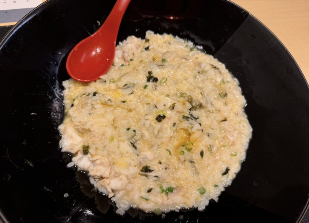 とらふぐ亭のふぐ飯を混ぜて仕上げた〆ごはん。とろとろに仕上がったご飯にふぐの身や海苔、卵が絡み、雑炊風に楽しめる一皿。
