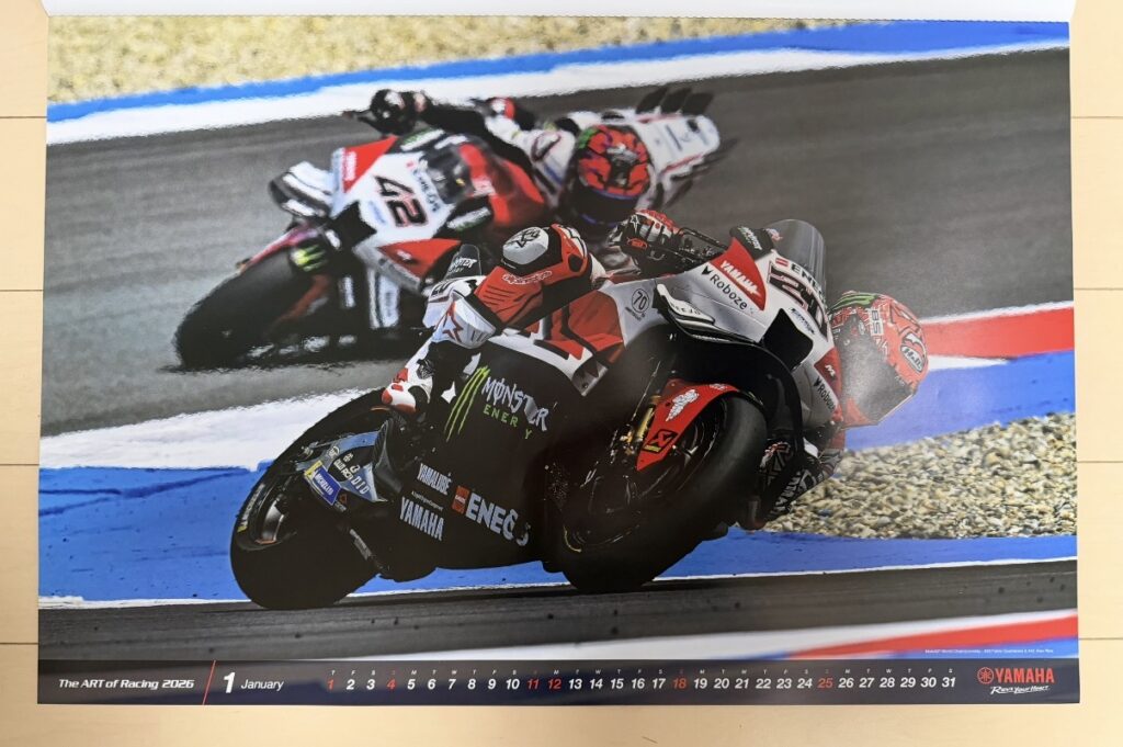 ヤマハ発動機のレーシングカレンダー2026年版・1月の写真。MotoGP World ChampionshipオランダGPで、ファビオ・クアルタラロ(Fabio Quartararo)とアレックス・リンス(Álex Rins)がYZR-M1に乗り、コーナーで激しいバトルを繰り広げるシーンが写されている。下部には1月の日付とYAMAHA Rev Your Heartのロゴ入り。