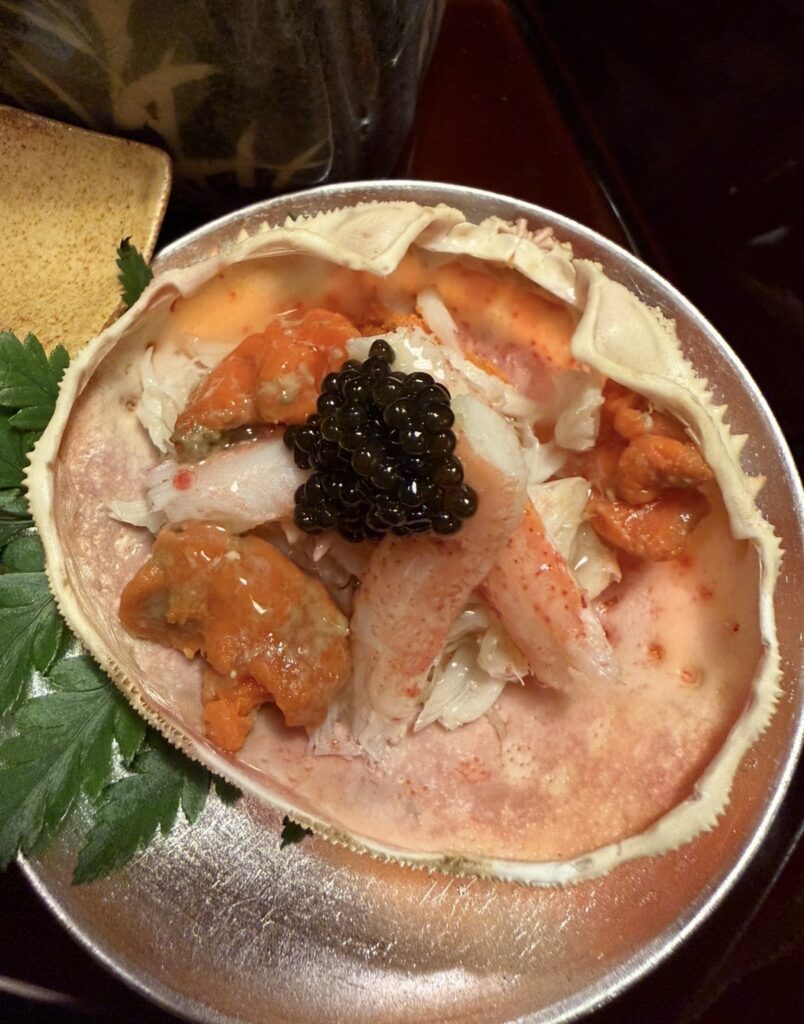 とうふ屋うかい芝店の特別会席「芝の八寸」の香箱蟹のアップの写真。キャビアを添えた贅沢な一品。