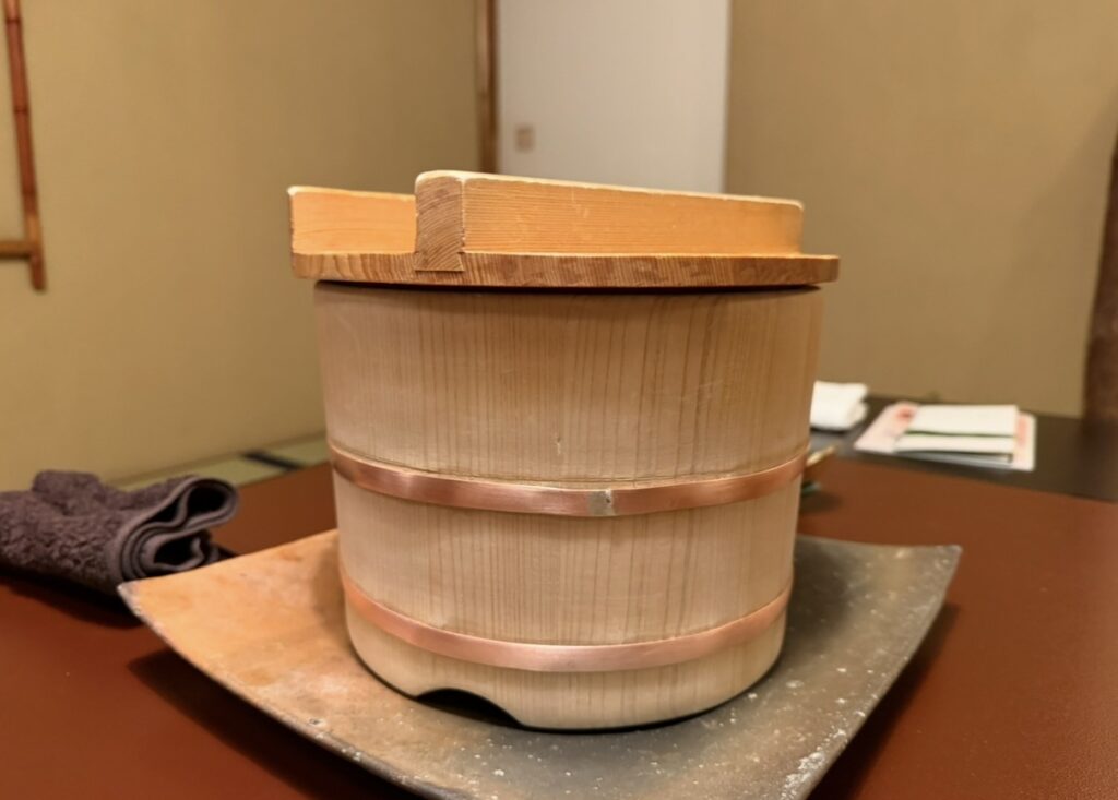 とうふ屋うかい芝店の名物料理、木桶に入った寄せとうふ。出来立ての寄せとうふが美しい桶に盛られ、上品な和の雰囲気が伝わる一品。