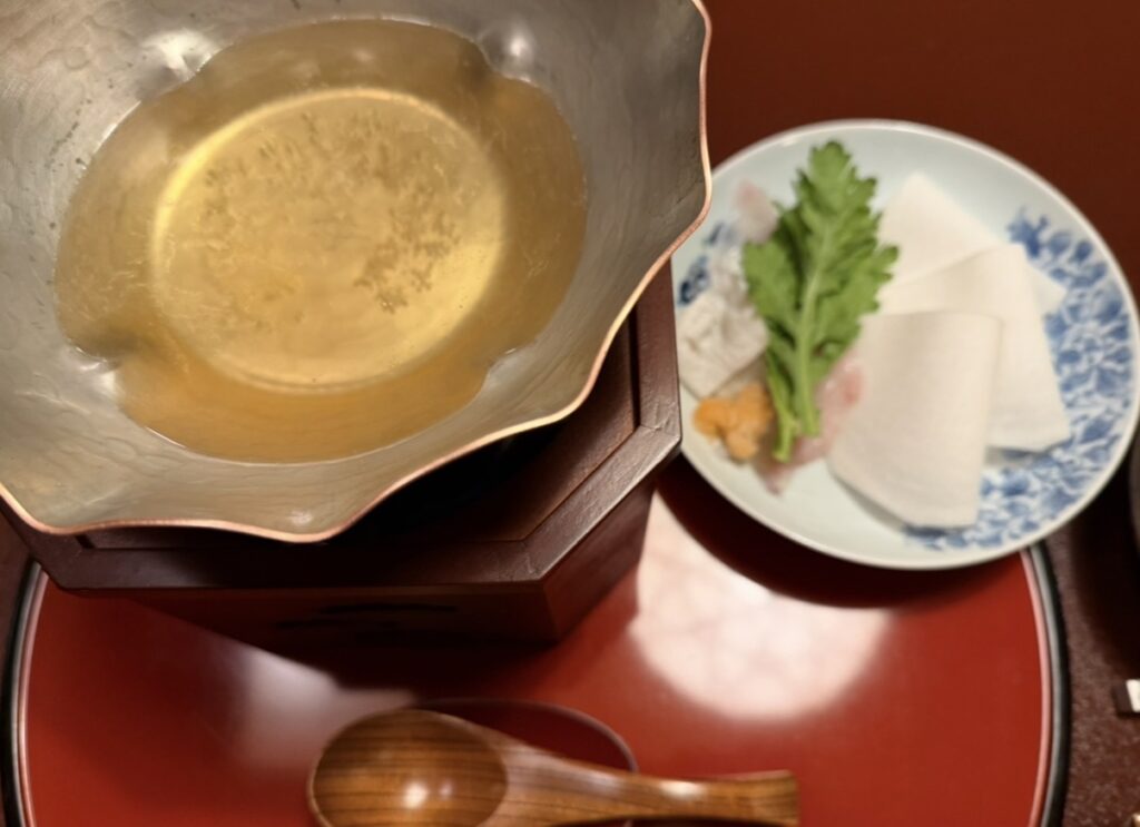 とうふ屋うかい芝店の季節のお吸い物。澄んだ出汁を鍋で温め、用意された食材を好きなタイミングで入れて楽しむ贅沢なスタイル。