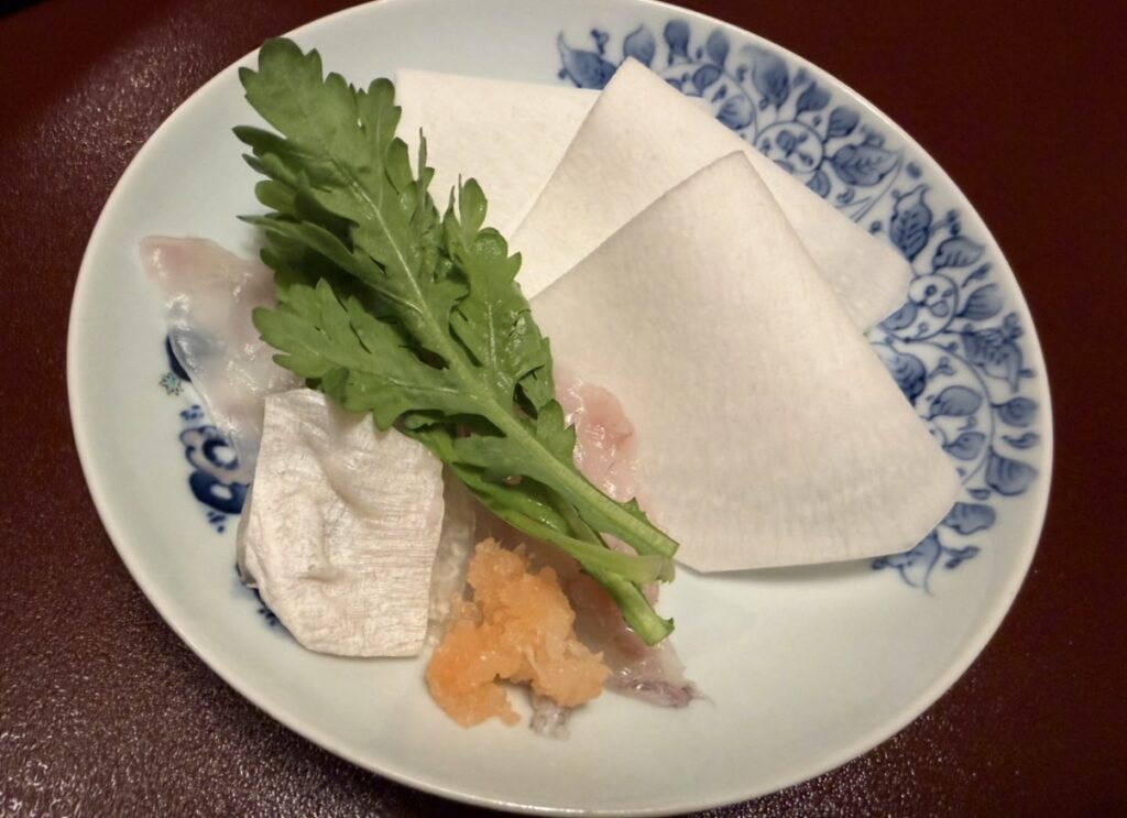 とうふ屋うかい芝店の季節のお吸い物に使う具材の写真。好きなタイミングで入れて楽しむ贅沢なスタイル。