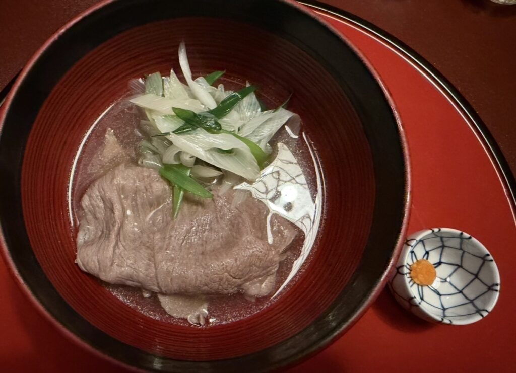 特選和牛しゃぶしゃぶ（コンソメ仕立て）｜澄んだコンソメ出汁にくぐらせた和牛と白髪ねぎ。
