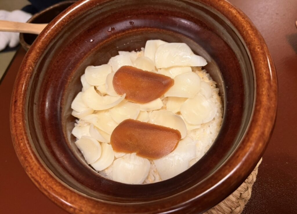 百合根ご飯の釜炊き｜百合根をたっぷりのせた土鍋炊きご飯の〆。
