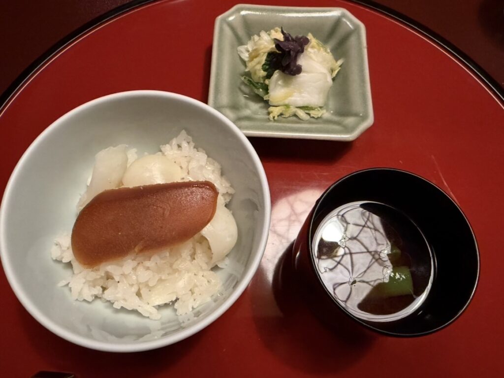 百合根ご飯の釜炊きと香の物、止椀｜特別会席の締めに提供された和の膳。