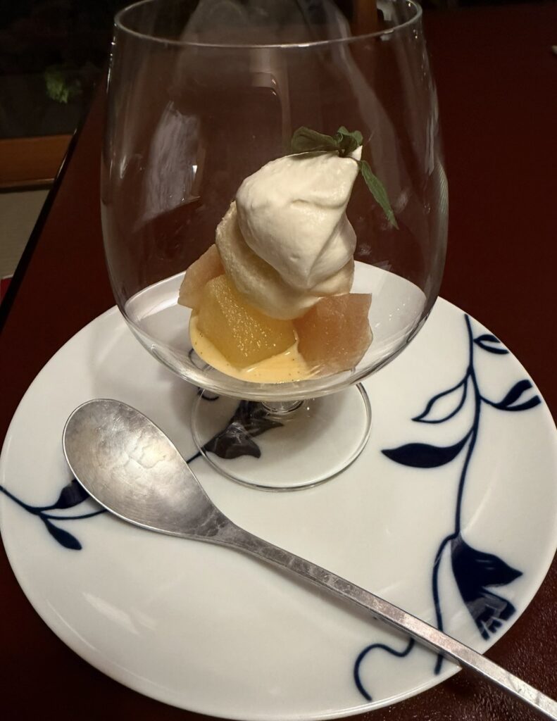 季節の甘味・りんごのパフェ。特別会席の最後に提供された上品なデザート