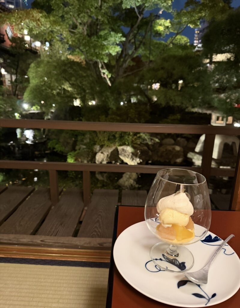 夜の庭園を眺めながらいただく季節の甘味・りんごのパフェ。静かな個室で過ごす締めの時間