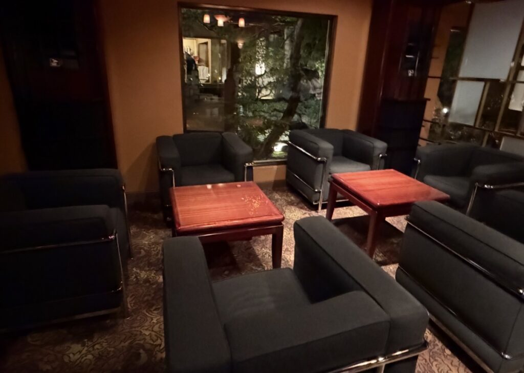 吉祥庵の店内にあるテーブル席。落ち着いた照明の中、ソファ席と木製テーブルが配置された静かな空間。