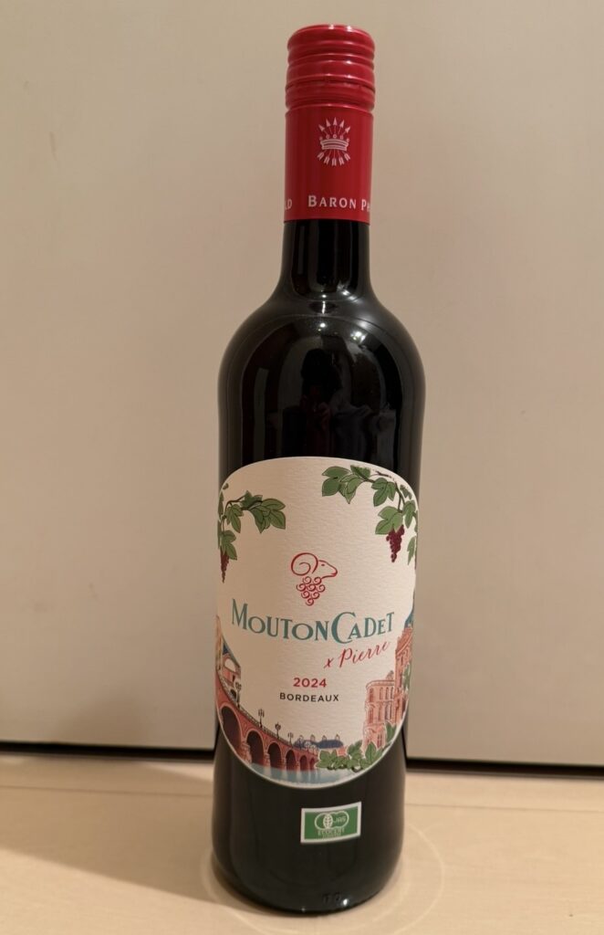 大和証券の株主優待で届いたロスチャイルド家の赤ワイン「ムートン・カデ・ルージュ・オーガニック・バイ・ピエール（2024）」のボトル写真