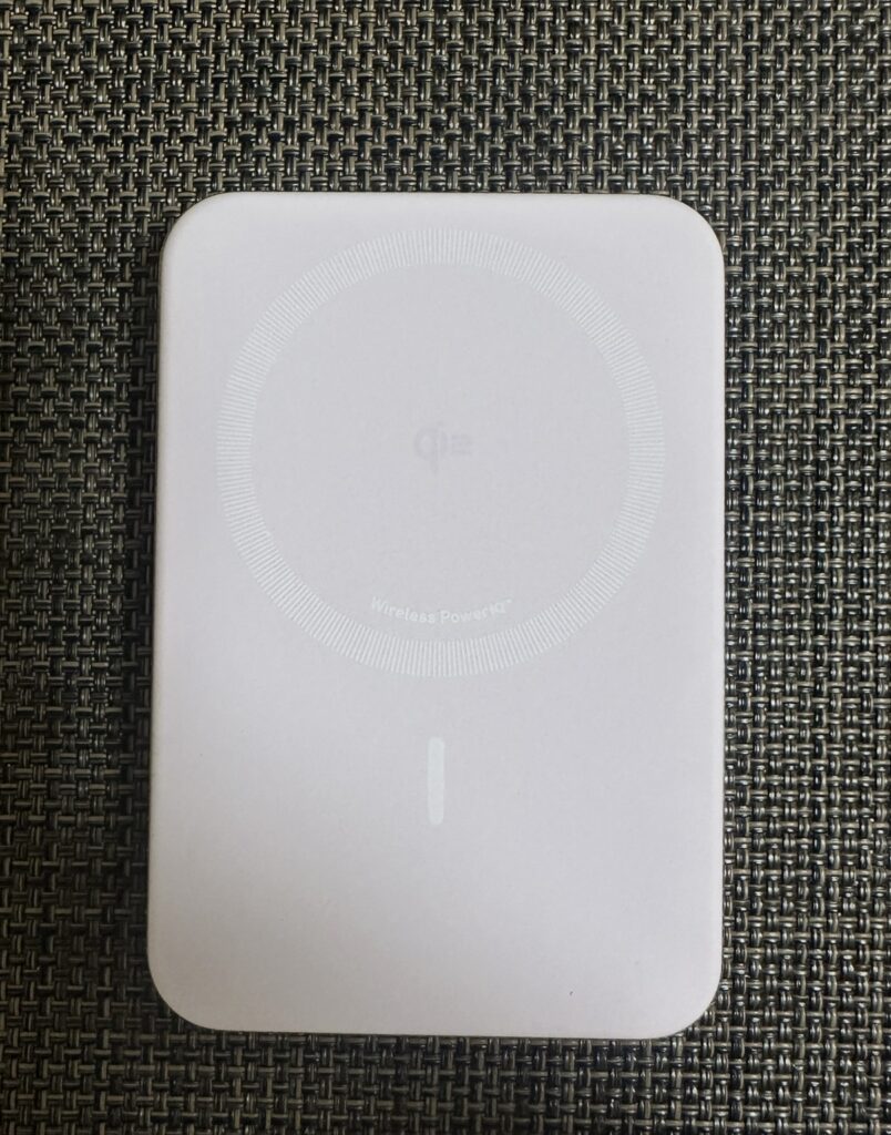 Anker MagGo Power Bank（10000mAh, Slim）の実物写真。ホワイトカラーで薄型のマグネット式ワイヤレス充電対応モバイルバッテリー。中央にQi2マークがあり、シンプルで上品なデザイン。軽量で持ち運びしやすく、ブロガーの外出時にも便利なアイテム。