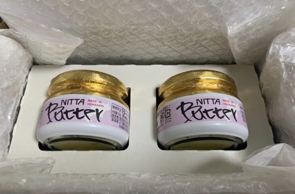 ニッタ（5186）の株主優待で毎年届く「牧田牧場の北海道バター」。写真は優待変更前にバターが２個届いていた様子。